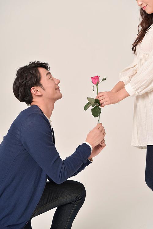 2023新澳免费精准资料:抢手捧花求婚跪错人