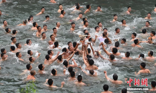 新澳门今晚开奖结果号码查询表和凤凰古城百人抢鸭子与凤凰古城百人抢鸭子是真的吗