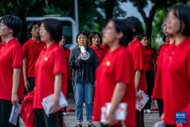 2025新澳门精准正版图库网站和张桂梅的第15次送考与张桂梅连续11年送考从未缺席